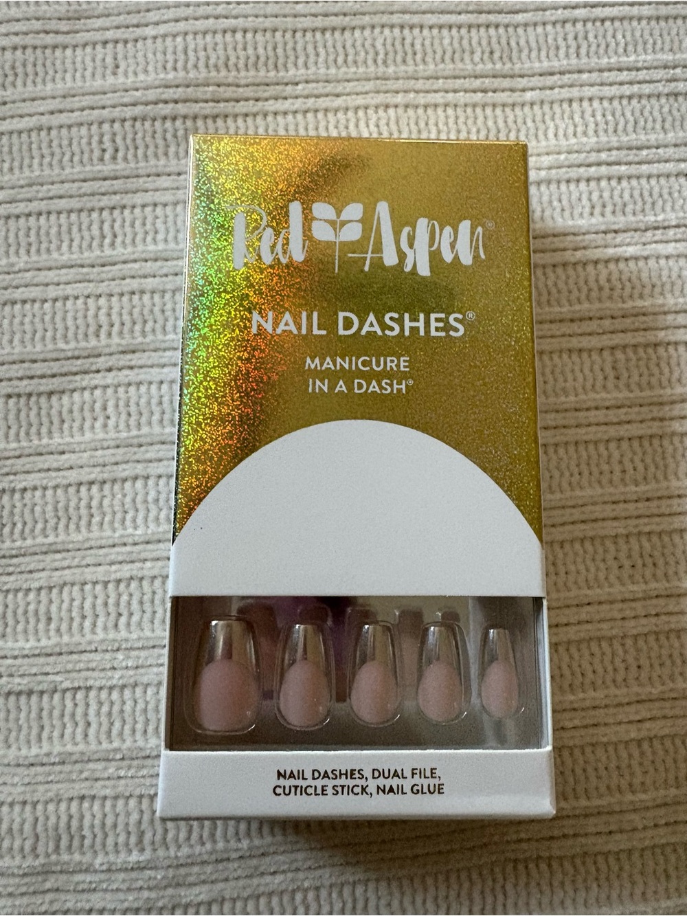 Red Aspen Nail Dashes Press-On Nails nude gold As Good As Gold Gwendolyn